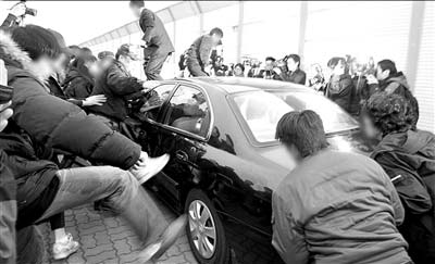 27日，失踪士兵的家属围攻崔元日的轿车。　图/东方IC