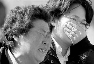 28日，沉没警戒舰上船员的家属悲痛不已。 图/人民图片