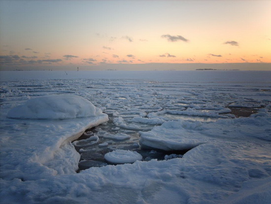 50艘船上千游客因海面结冰被困波罗的海(组图)