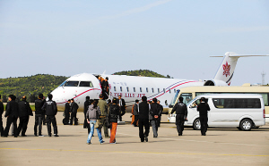 赵本山坐私人飞机赴重庆 停机费:1夜2万