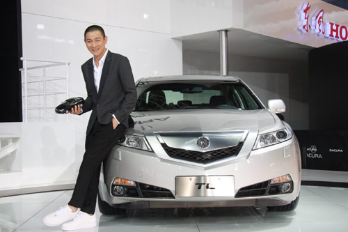 巨星刘德华现身讴歌展台