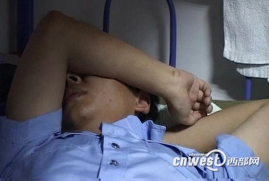 被打伤的交警(陕西电视台《都市快报》视频截图)