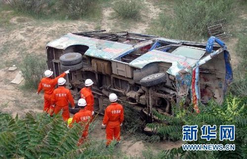 宁夏海原县一辆客车翻入深沟致42人伤亡(图)