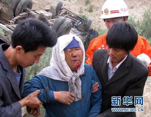宁夏海原县一辆客车翻入深沟致42人伤亡(图)