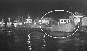 图中圆圈处为被撞漏油的小油船 快报记者 辛一摄