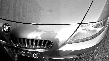 宝马司机驾车打电话被劝阻 扣留交警证件(组图)