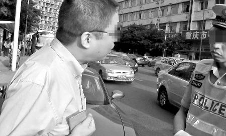 “最牛宝马哥”驾车打电话被抓 竟扣留交警证件(图)