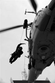 6月，正在亚丁湾、索马里海域执行第209批护航任务的海军第五批护航编队组织进行训练