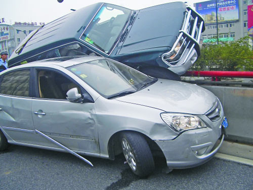 “猎豹”被逼上了护栏。读者 黄小姐 摄