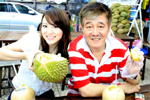 赵本山乘专机游新加坡 携全家扫货(图)