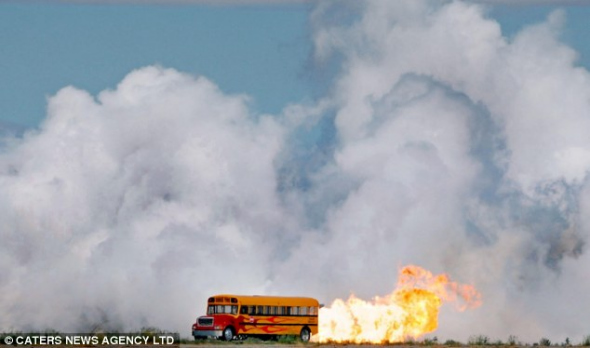 斯坦德的这个杰作名为“喷气动力学校巴士”,改装的目的是为了娱乐公众同时帮助学生远离毒品。校车的尾部会喷出80英尺长的火焰。 斯坦德的这个杰作名为“喷气动力学校巴士”,改装的目的是为了娱乐公众同时帮助学生远离毒品。校车的尾部会喷出80英尺长的火焰。