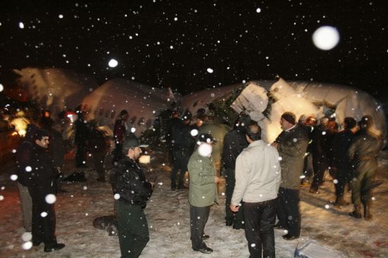 伊朗航空公司客机遭遇暴风雪，紧急迫降失败最终坠毁，已有77人遇难。