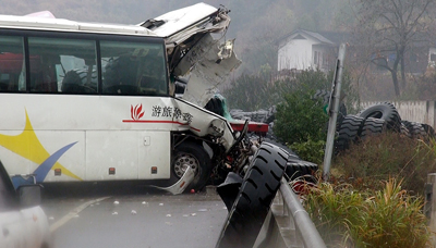 沪昆高速湖南段车祸13人遇难，图为事故现场（视频截图）。新华社发李少波摄