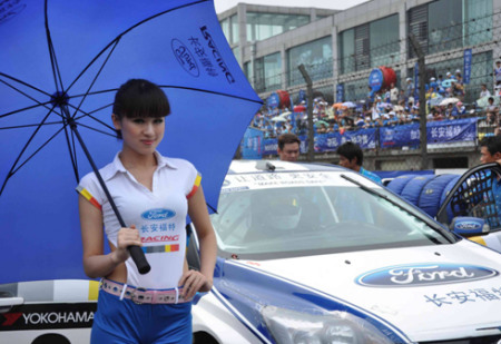 答应还是不答应 车模尴尬遭遇现场求婚