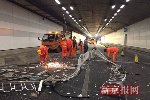 记者到现场时，车内无人，隧道护栏大片损毁，有工人正在清理现场。新京报记者 浦峰 摄