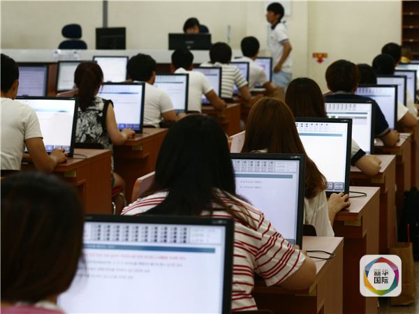 　　图为韩国某驾校学员在进行电脑答题。韩联社发。