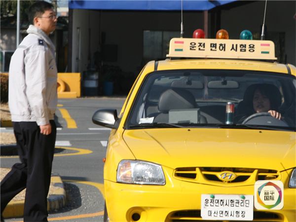 图为韩国某驾校培训场景，黄色车上写着“驾照考试用车”。韩联社发