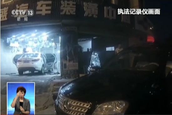 山东一套牌奔驰车主遇交警检查 竟生吞行驶证(图)