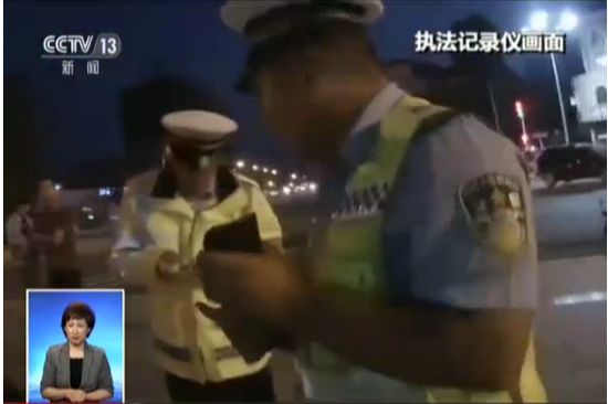 山东一套牌奔驰车主遇交警检查 竟生吞行驶证(图)